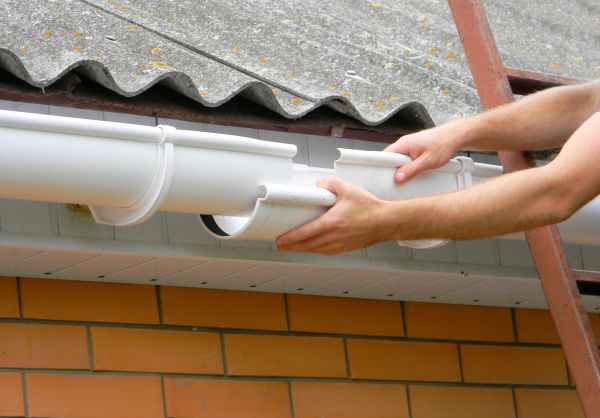 Gutter Hanging in Walla Walla
